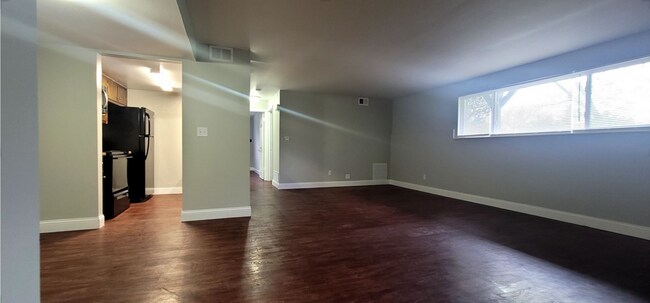 Building Photo - Beautiful Two Bedroom One Bath Apartment Home