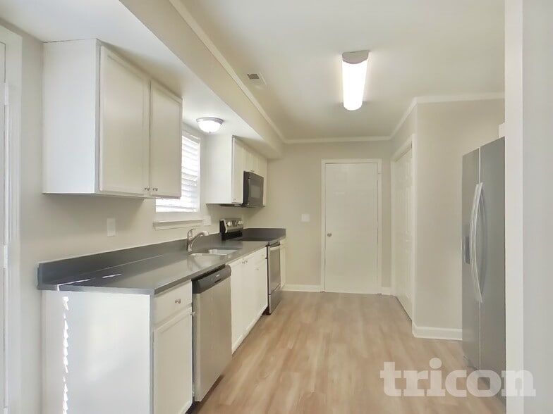 Building Photo - 3933 Far West Dr