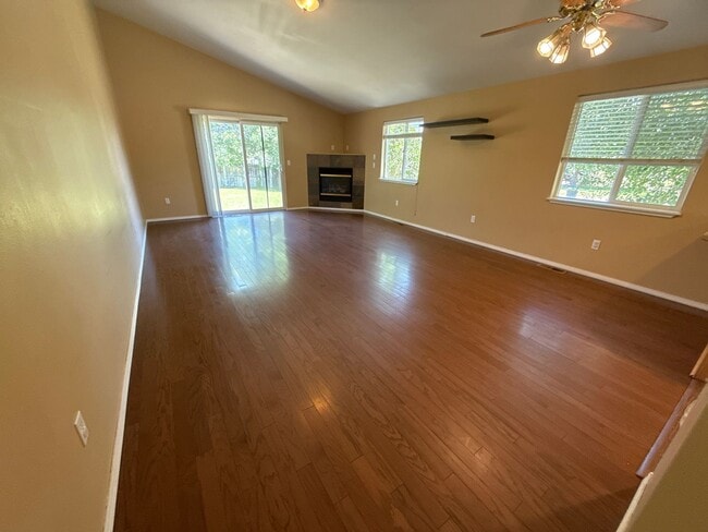 Building Photo - NE 3 Bdrm, 2 Bath, Gas Heat/Fireplace, Newer Carpet & Paint, Corner lot, Fenced Yard, DBL Garage