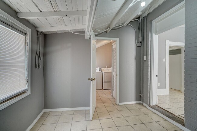 Building Photo - 605 Nino Aguilera St