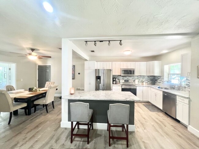 Building Photo - 1212 Bayshore Dr