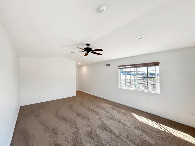 Building Photo - Beautiful 3B 2BA Duplex Unit w/ Balcony, W...