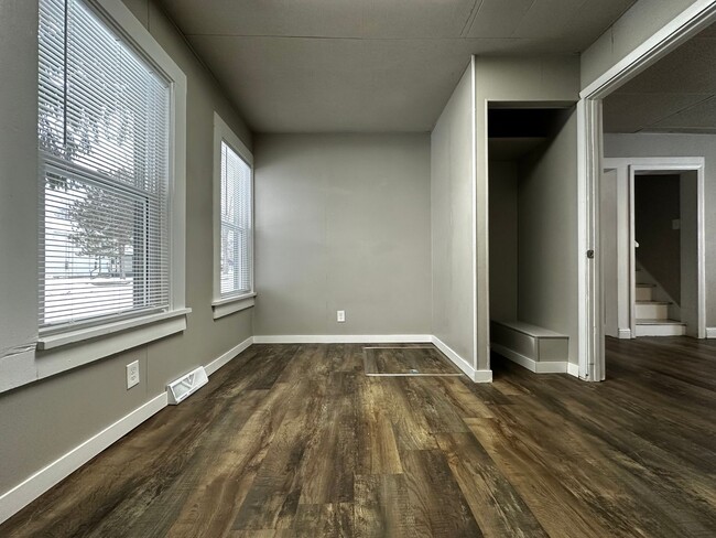 Building Photo - Recently Renovated 3 Bedroom 1 Bath Single...