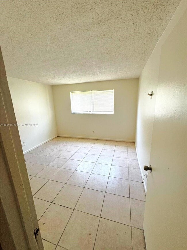 Building Photo - 932 W Kalmia Dr