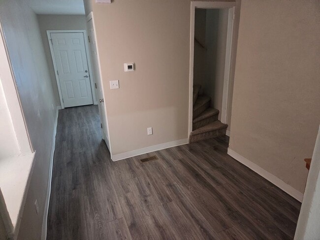 Building Photo - 2 Bedroom 1 Bath Townhouse