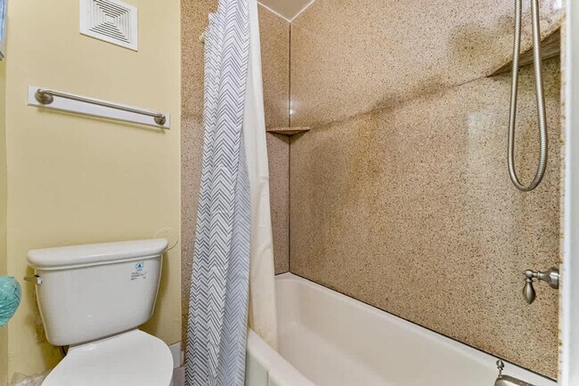 Building Photo - 8743 Thomas Dr