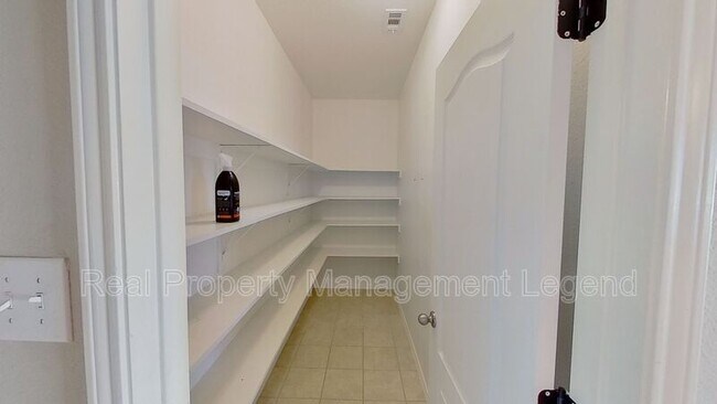 Building Photo - 1608 Hinckley Ave