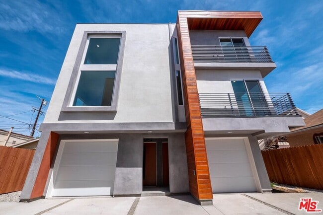 Building Photo - 758 1/2 N Ridgewood Pl