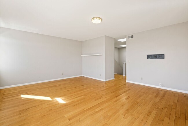 Building Photo - 3bed/2bath Top-Floor Flat w/ Modern SF Charm - Pet(s) Welcome