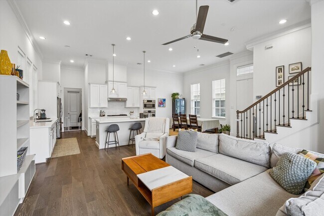 Building Photo - 3302 W 12th St