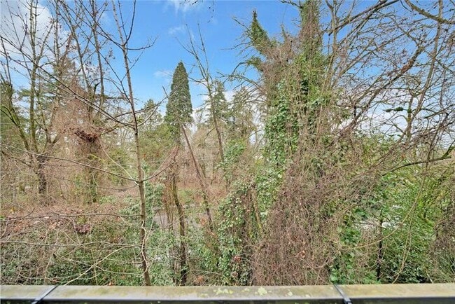 Building Photo - Lair Hill is offering a 1bed/1bath!! Get i...