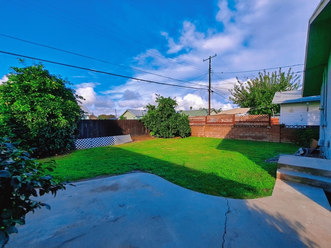 Building Photo - Single-Level 2BR Apartment with Garage in Fresno!