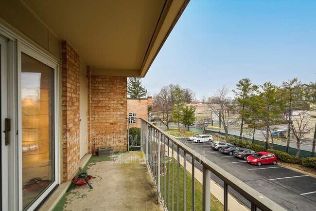 Building Photo - 11923 Parklawn Dr