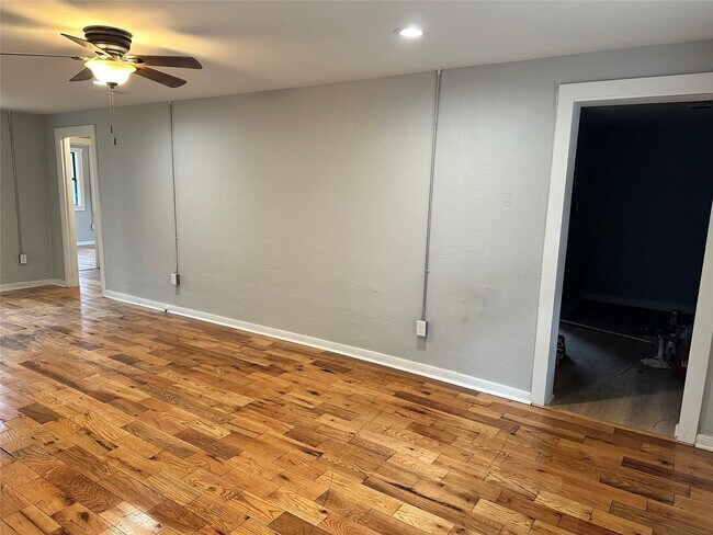 Building Photo - 912 W Cleveland St