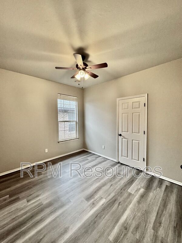 Building Photo - 113 Bison Ct Way