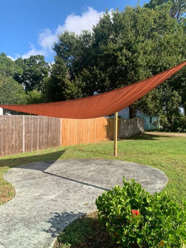 Building Photo - Updated 2 Bedroom 1 Bath in Central Gulfport