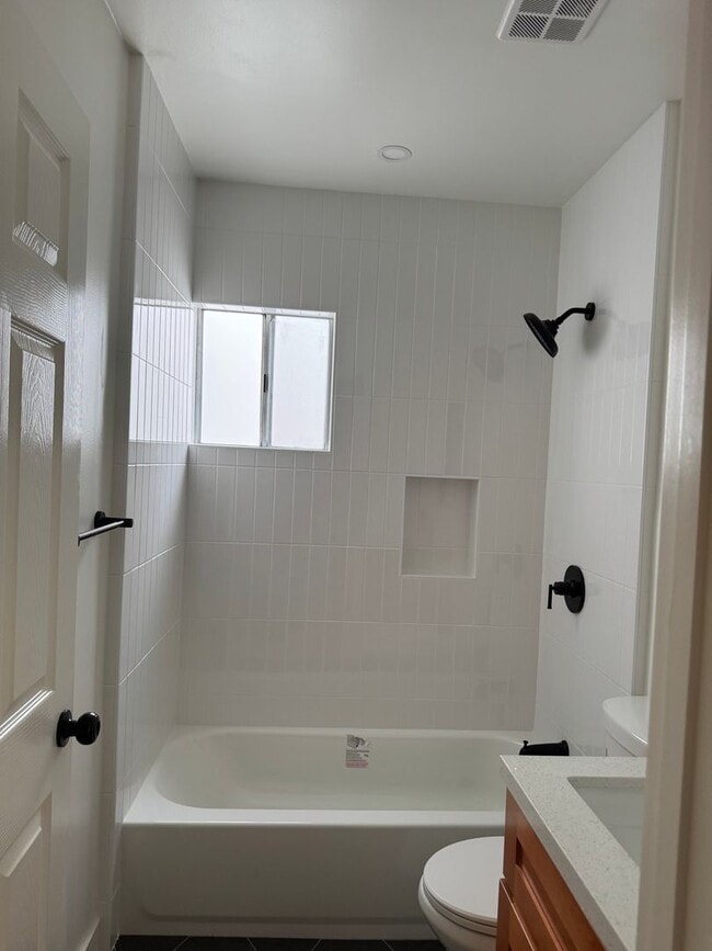 Building Photo - COMPLETELY REMODELLED 1 BEDROOM DUPLEX FOR LEASE!