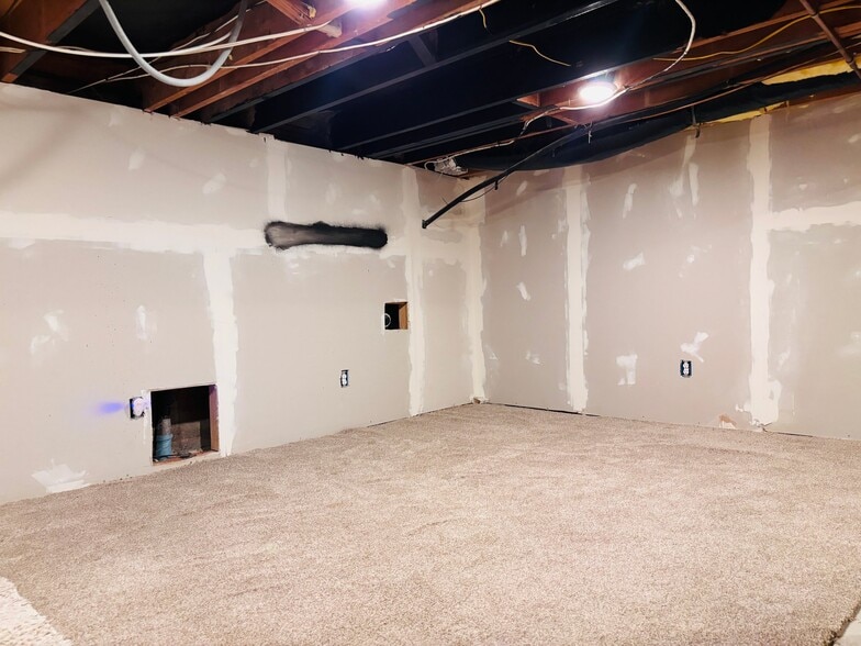 Building Photo - 302 E Yellow Feather Dr