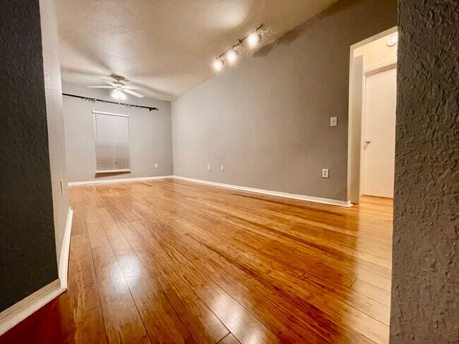 Building Photo - 402 S Armenia Ave