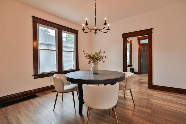 Building Photo - Newly Renovated Single Family Home