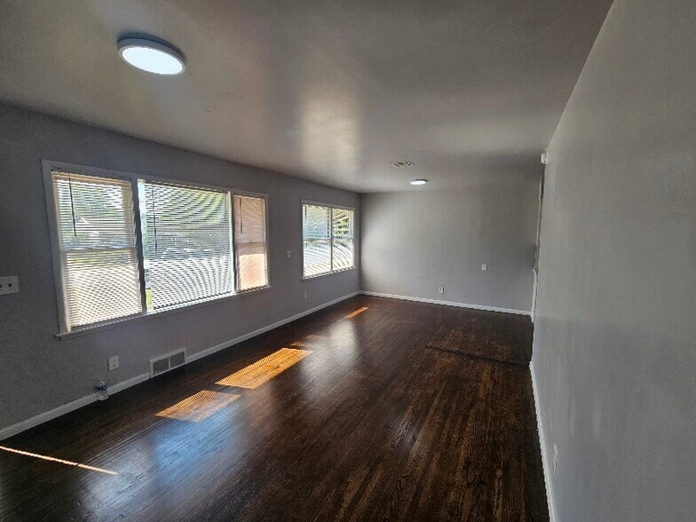 Building Photo - 1919 W 46th Pl