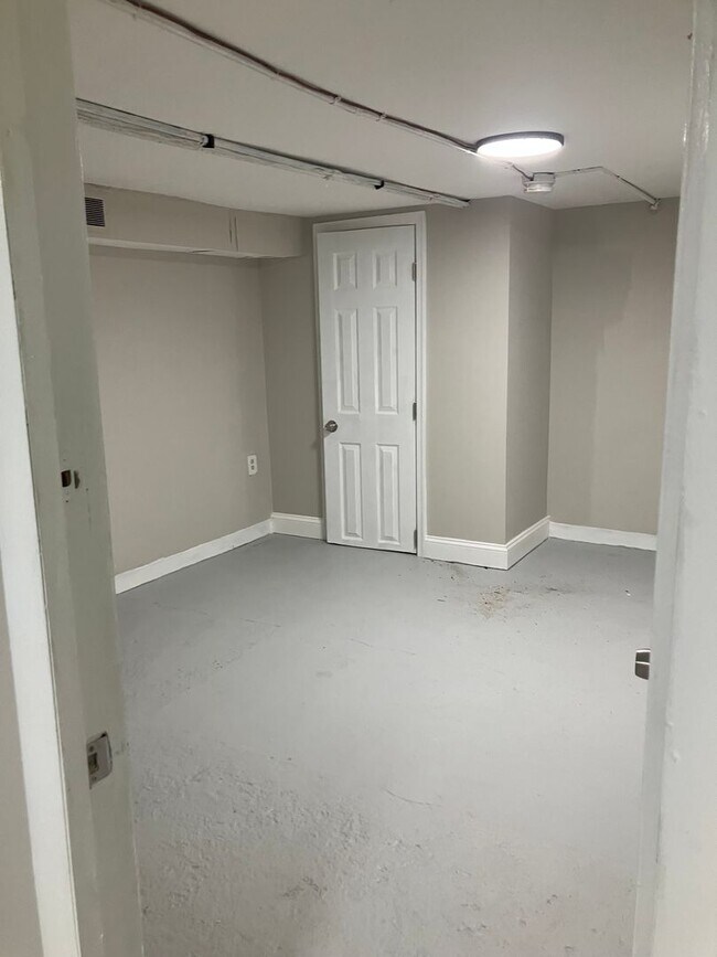 Building Photo - Rare 7-Bedroom, 3.5-Bath Home with Generous Living Space