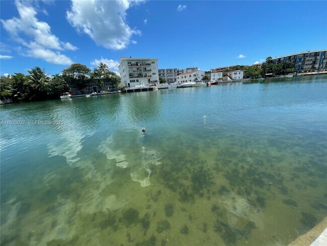 Building Photo - 8215 Crespi Blvd