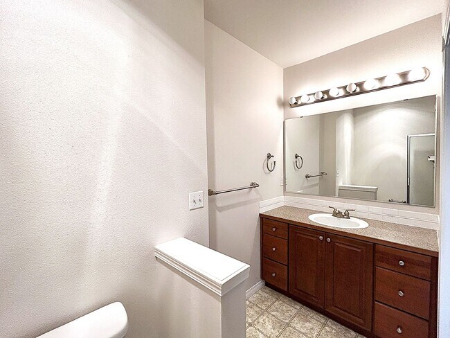 Building Photo - Gorgeous 2-bedroom Townhouse with attached...