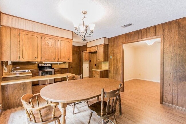 Building Photo - 3 BEDROOM, NORTH BELTON