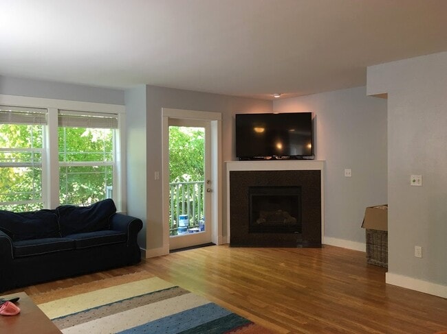 Building Photo - Spacious Townhouse for Rent -- Minutes fro...