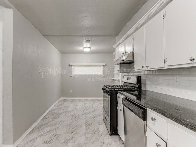 Building Photo - 1800 Hampton Rd