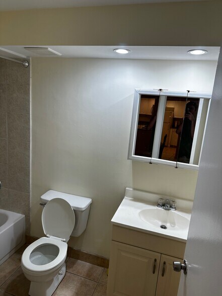 2nd bathroom with storage in medicine & vanity cabinets - 480 NW 20th St