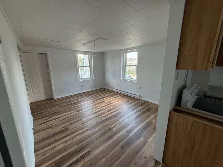 Building Photo - 604 E Market St