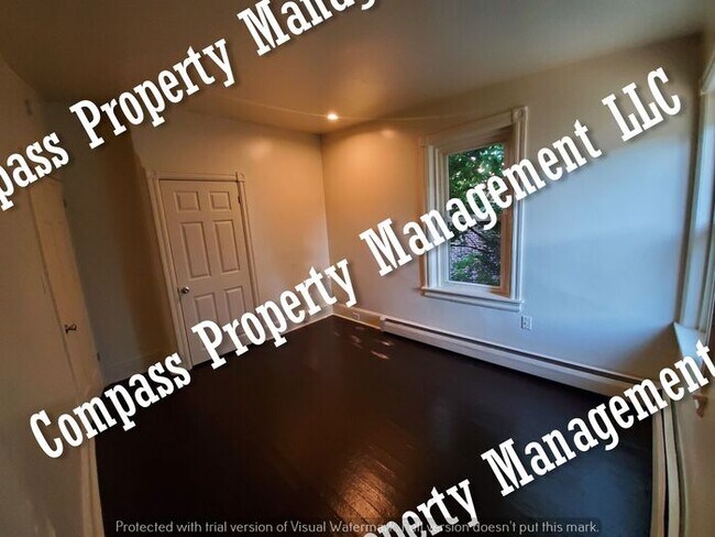 Building Photo - $1595 - 4 Bed, 1.5 Bath Half Double Home -...