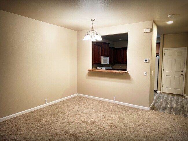 Building Photo - Monument remodeled townhome