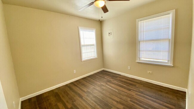 Building Photo - $0 First Month's Rent / $0 Deposit at Move-in