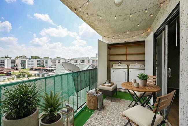 Building Photo - 2826 S Bartell Dr