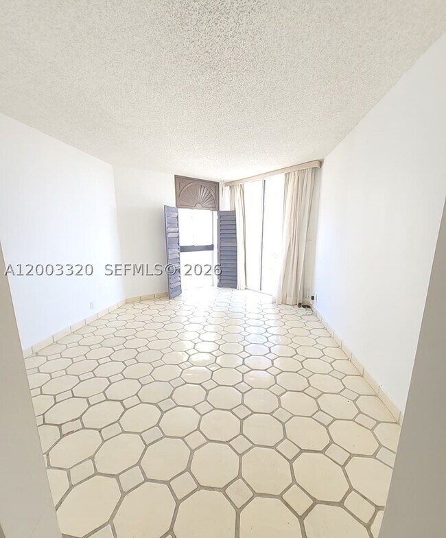 Building Photo - 20185 E Country Club Dr