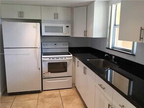Building Photo - 9359 Fontainebleau Blvd