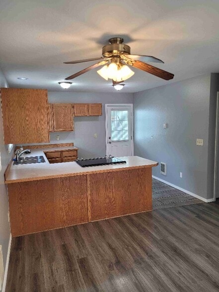 Building Photo - 1926 SW Reindeer Ave