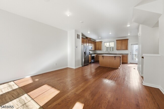 Building Photo - 6 Bond St