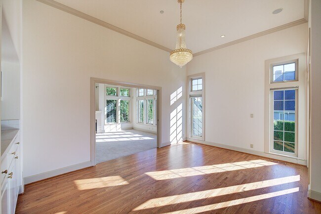 Building Photo - 4bd/4ba Kirkland House