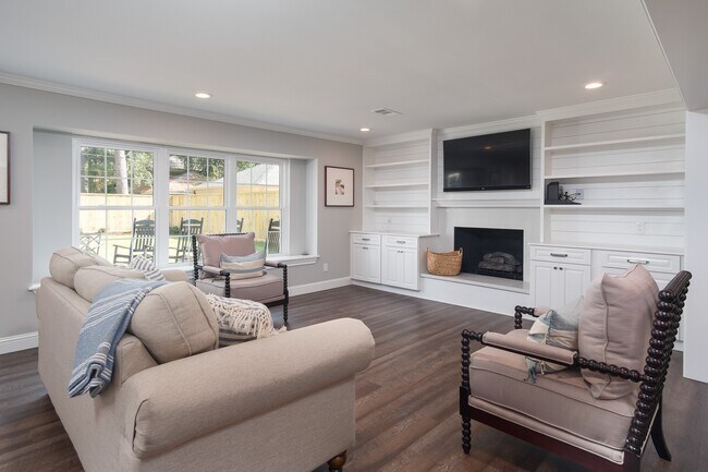 Building Photo - 726 Thistlewood Dr