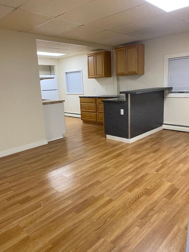 Building Photo - one bedroom Apartment