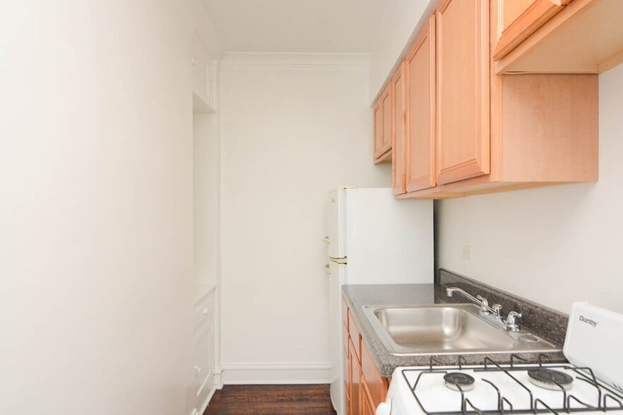 Building Photo - 4646 N Paulina St