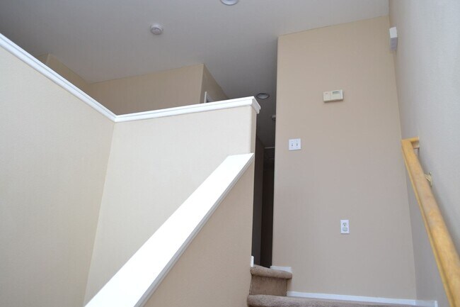 Building Photo - SW - 3 BEDROOMS PLUS LOFT SPACE