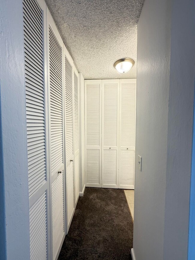 Building Photo - 2101 Shore Line Dr