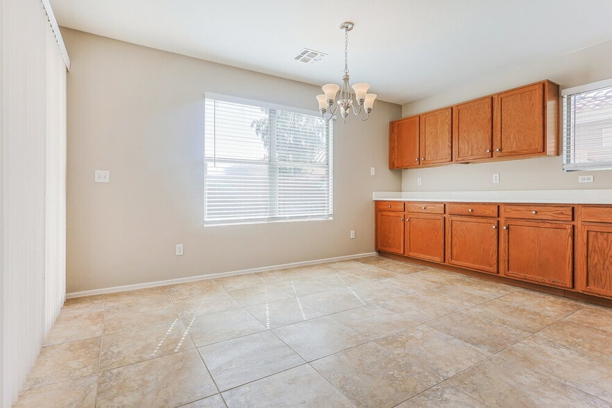 Building Photo - 2325 E Palm Beach Dr