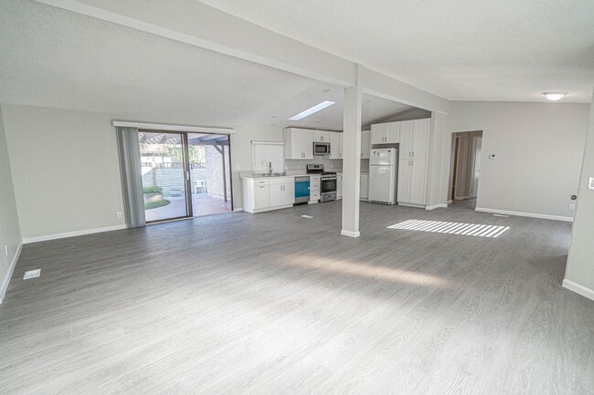 Building Photo - COMING SOON! Charming 3-Bedroom Home with Remodeled Kitchen in Castaic!