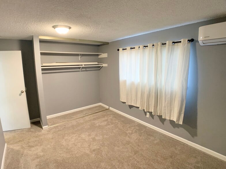 2nd bedroom - 3121 W Hood Ave